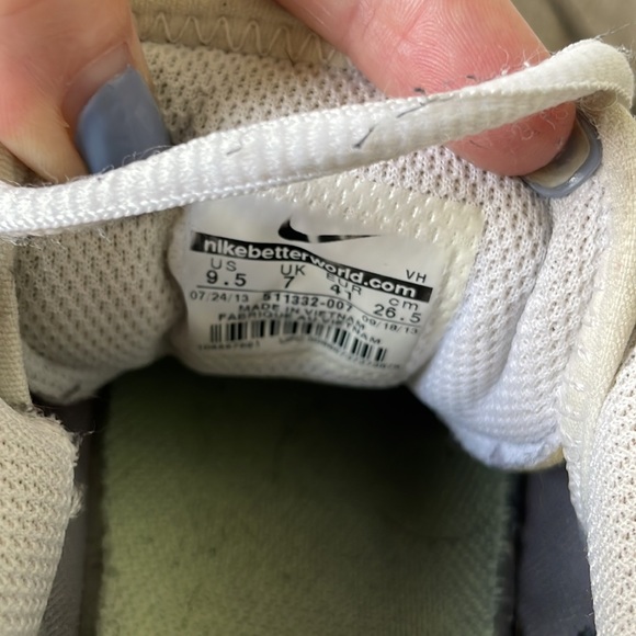 Nike sneakers size 9.5  used - Picture 8 of 11